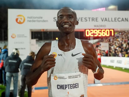 El ugandés Joshua Cheptegei, este sábado en la popular San Silvestre Vallecana, en la que más de 41.000 corredores han participado por las calles de Madrid.