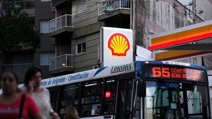 Un autobús cruza frente a una gasolinera de Shell en Buenos Aires.