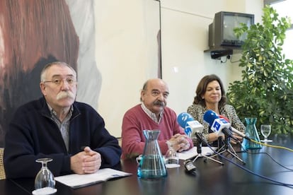 Miguel Gutiérrez, en el centro, junto a Chus Ezcurra y Ana González-Pinto.