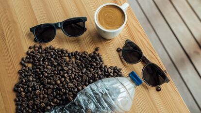 Imagen promocional de las gafas de sol elaboradas a partir de restos de café molido y plástico PET de la marca madrileña.