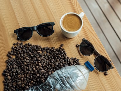 Imagen promocional de las gafas de sol elaboradas a partir de restos de café molido y plástico PET de la marca madrileña.