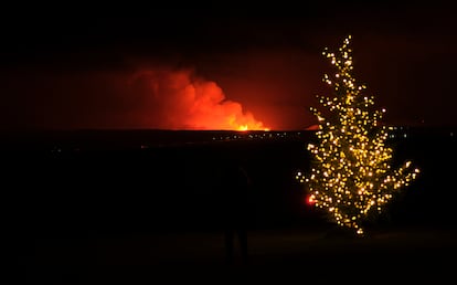La erupción del volcán, cerca de la ciudad de Grindavik, en la península de Reykjanes (Islandia). 