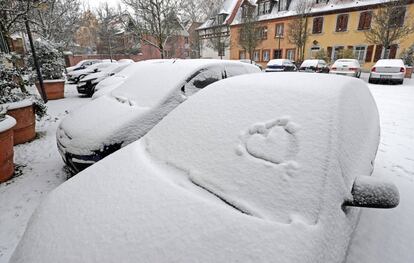 Coches cubiertos de nieve en Speyer (Alemania).