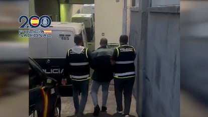 Los agentes de Policía Nacional trasladan al José Ramón Mora tras su detención en Las Rozas (Madrid).