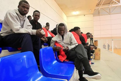 Inmigrantes llegados el pasado fin de semana a Cádiz, este martes en el polideportivo de Tarifa.