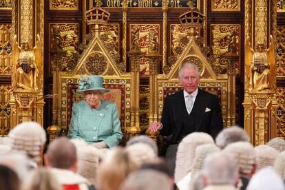 Es la segunda vez en dos meses que la Reina pronuncia el discurso en el que expone la agenda legislativa y política del Gobierno británico. En la imagen, Isabel II y el príncipe Charles durante su discurso ante la Cámara de los Lores.