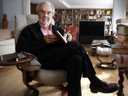 El escritor y cineasta Manuel Gutiérrez Aragón en su casa de Madrid.