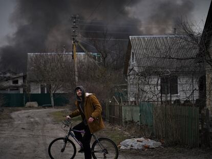 Un joven en bicicleta en Irpin, durante los bombardeos de este domingo sobre la ciudad ucrania.