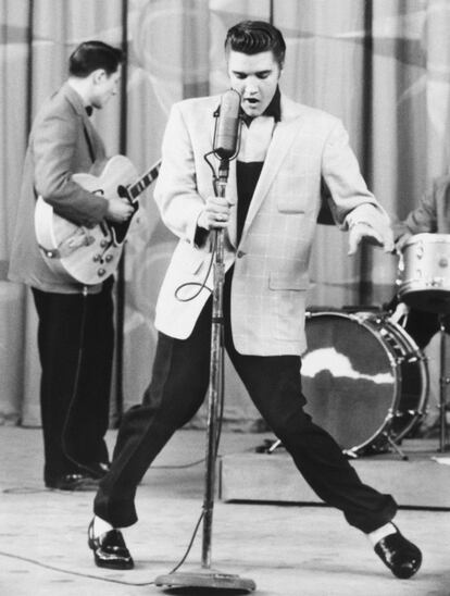 El cantante norteamericano Elvis Presley, en el escenario.