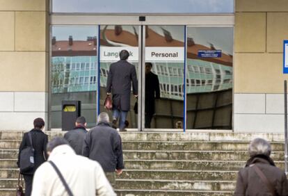 Varios trabajadores del Gobierno Vasco entran en la sede administrativa de Lakua, en Vitoria.