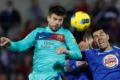 Piqué y Miku persiguen de cabeza el esférico.