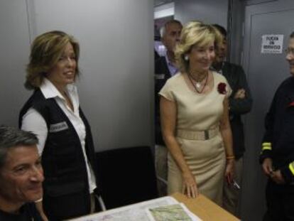 Esperanza Aguirre visita el centro de operaciones en Valdemaqueda.