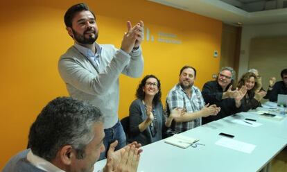 Gabriel Rufián, dempeus, amb l'executiva de la seva formació.