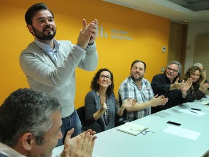 Gabriel Rufián, dempeus, amb l'executiva de la seva formació.