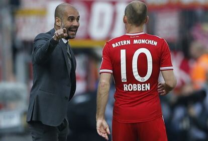 Pep da instrucciones a Robben. 