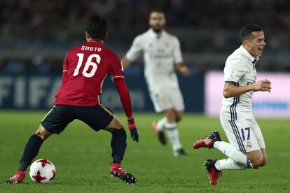 Lucas Vázquez (derecha), del Real Madrid, cae al suelo durante una jugada.