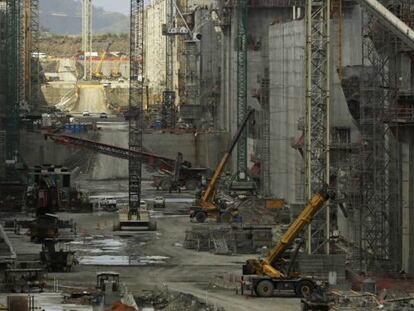 Gruas paradas en las obras del Canal, el 5 de febrero.