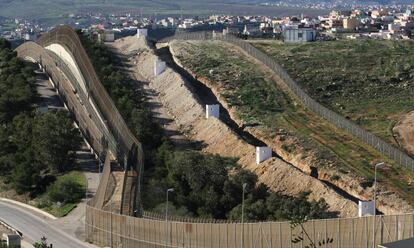 La valla de Melilla y, a su derecha, la marroquí.