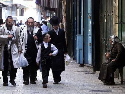 Un grupo de judíos ultraortodoxos pasea por las calles de Jerusalén.