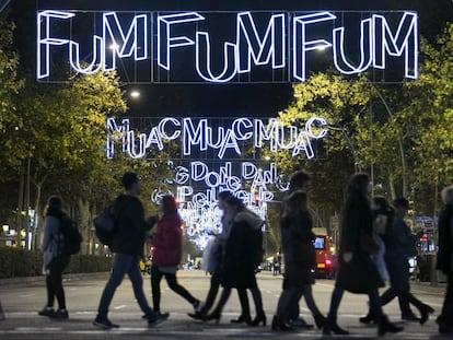 Alumbrado navideño en el cruce de la Gran Vía con Paseo de Gracia.