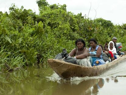 Una barcaza por el río Cacarica saliendo de la Zona Humanitaria Nueva Esperanza en Dios, en Colombia.