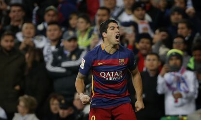 Luis Suárez celebra el gol que abrió el marcador en el Bernabéu
