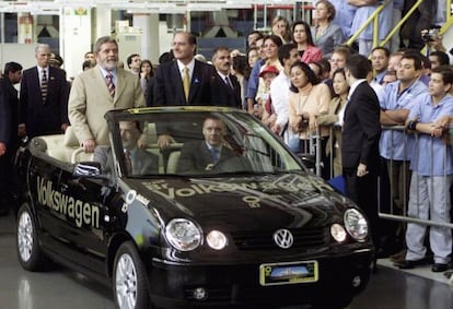 Lula visita uma f&aacute;brica da Volkswagen, em mar&ccedil;o de 2003.