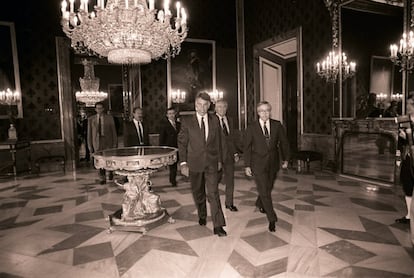 El presidente del Gobierno, Felipe González, en el palacio Real de Madrid, en la primera reforma de la Constitución Española que permite a los ciudadanos comunitarios residentes en España presentarse a elecciones municipales en aplicación del tratado de Maastricht.