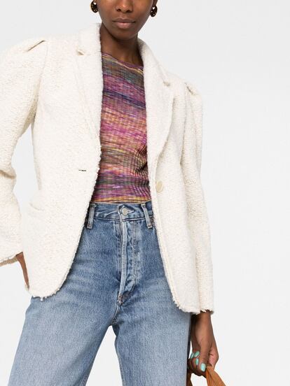 La diseñadora Isabel Marant, icono del ‘effortless chic’ parisino, apuesta por el blanco en esta blazer confeccionada en mezcla de lana. La pieza definitiva con la que aportar un extra de luz a tu vestidor. (790€)