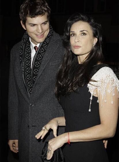 Demi Moore y su marido, el también actor Ashton Kutcher, no se separaron ni un momento durante el estreno de la última película de la actriz en Londres. En Flawless (proyectada como 'Un plan brillante' en el pasado Festival de San Sebastián), Moore interpreta a una sofisticada ladrona de joyas y, aunque no desveló el precio, estamos seguros de que el gran anillo que lució en la 'première' británica de la película no era robado.