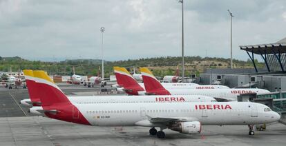 Planes by Spain's flagship carrier Iberia are parked at the Madrid-Barajas Adolfo Suarez Airport in Barajas on April 7, 2020. - Spain's daily coronavirus death rate shot up to 743 after falling for four straight days, lifting the total toll to 13,798, the health ministry said. The number of new infections in the world's second hardest-hit country after Italy also grew at a faster pace, rising 4.1 percent to 140,510, it added. (Photo by JAVIER SORIANO / AFP)