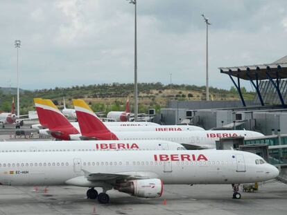 Planes by Spain's flagship carrier Iberia are parked at the Madrid-Barajas Adolfo Suarez Airport in Barajas on April 7, 2020. - Spain's daily coronavirus death rate shot up to 743 after falling for four straight days, lifting the total toll to 13,798, the health ministry said. The number of new infections in the world's second hardest-hit country after Italy also grew at a faster pace, rising 4.1 percent to 140,510, it added. (Photo by JAVIER SORIANO / AFP)
