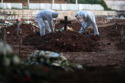 Entierro de un fallecido por coronavirus en el cementerio de Río de Janeiro. Brasil rebasa las 10.000 muertes, con 10.017 decesos.