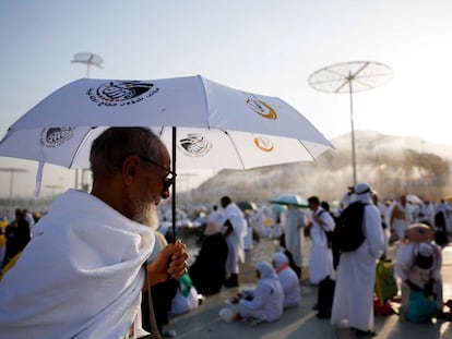 Un peregrino se protege del sol en la ciudad de La Meca (Arabia Saudí) el pasado 15 de junio.