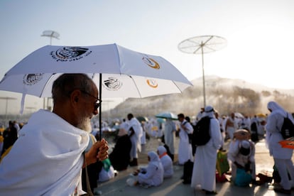 Un peregrino se protege del sol en la ciudad de La Meca (Arabia Saudí)