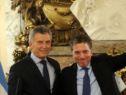 O presidente da Argentina, Mauricio Macri (esq.) e o ministro da Fazenda, Nicolás Dujovne.