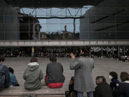 Assemblea dels estudiants de l'Institut del Teatre de Barcelona sobre els presumptes abusos sexuals del professor Joan Ollé.