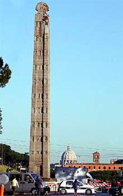 El obelisco de Axum, en su emplazamiento en la plaza de Porta Carpena, con la Basílica de San Pedro al fondo.