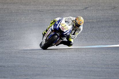 El agua, protagonista en el circuito de Estoril. En la imagen, el italiano Valentino Rossi