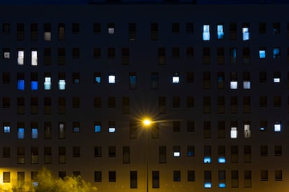 Ventanas iluminadas en un edificio de viviendas es la barriada de Sevilla Este, este jueves.