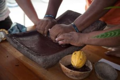 Elaboração do chocolate segundo a tradição maia na plantação Cyrila Chocolate de Belize.