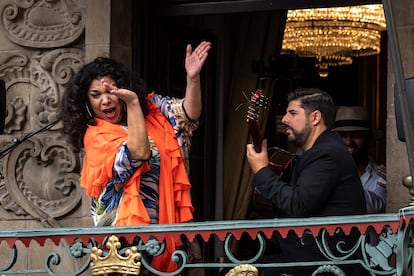 La Macanita y Manuel Valencia actuando desde el balcón de Ayuntamiento de Pamplona, este fin de semana en Flamenco On Fire.