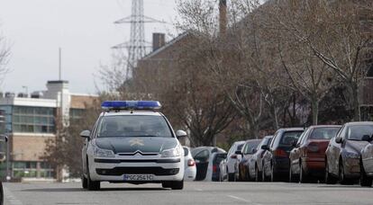 Un coche patrulla de la Guardia Civil, a la salida del cuartel en Majadahonda (Madrid).