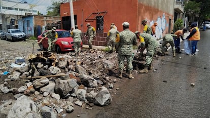 Elementos del Ejército Mexicano asisten en tareas de limpieza, en Querétaro, el 23 de agosto.