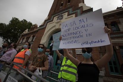 Concentración vecinal contra la prostitución frente a la Junta Municipal del Distrito de Arganzuela.