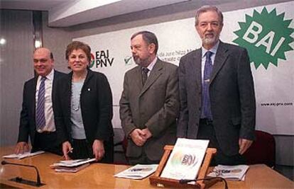 Olabarria, Ariztondo, Azpiazu y Beloki, durante la presentación del programa del PNV.