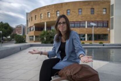 La estudiante Julia Mota, ante la Universidad de Jaén.