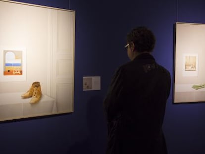 Un visitante en la exposici&oacute;n de Amelia Navarro, en la Diputaci&oacute;n de Alicante. 