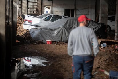 Una persona observa los daños en uno de los garajes afectados por la riada, el 19 de noviembre de 2018, debido a la inesperada tromba de agua que afectó a la localidad lucense de Viveiro y que se cobró una víctima mortal, una anciana de 83 años. 