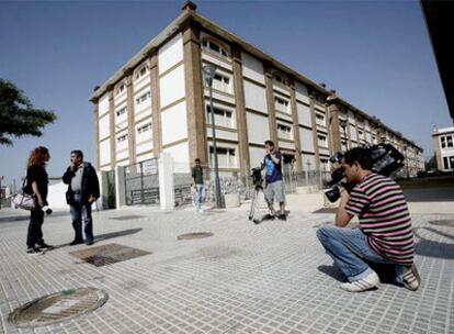 Vista del lugar, en la calle Pacífico de Málaga, donde ha fallecido el hombre.